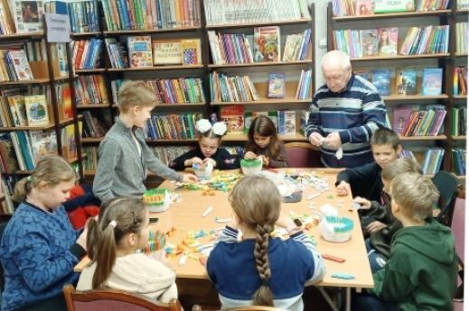 Яркий павлин из бумаги