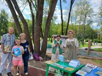 Летний читальный зал в парке "Питомник"
